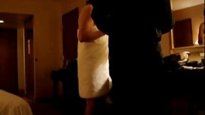 விர்ஜின் பஸ்டி டீன் ஏஜ் அவளுடைய அம்மாவின் நண்பனால்