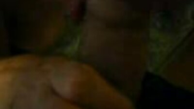 சிறிய பெண் பொதுவில் தனது கன்னித்தன்மையை இழக்கிறாள்
